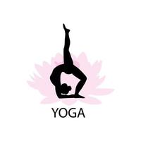 logotipo de ioga com mulher em pose de chakrasana na frente de uma flor de lótus. silhueta de ioga asana. ilustração vetorial vetor