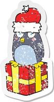 adesivo retrô angustiado de um pinguim de natal de desenho animado vetor