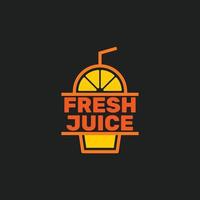 vetor de design de modelo de logotipo de suco de laranja fresco. ilustração simples de um copo de plástico com um canudo. logotipo da empresa para suco de limão, frutas cítricas espremidas, smoothies ou limonada. fundo preto.
