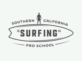 logotipo de surf vintage, emblema, crachá, etiqueta, marca. cartão do dia internacional do surf. ilustração vetorial. arte gráfica monocromática. vetor