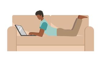 homem afro-americano deitar no sofá e trabalhar no laptop. vetor