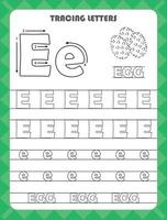 trace letras do alfabeto inglês e preencha as cores maiúsculas e minúsculas e. prática de caligrafia para planilha de crianças pré-escolares. vetor