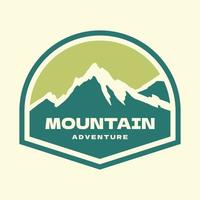 distintivo de aventura de montanha desenhado à mão vintage, perfeito para logotipo, camisetas, vestuário e outras mercadorias 3 vetor