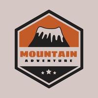 distintivo de aventura de montanha desenhado à mão vintage, perfeito para logotipo, camisetas, vestuário e outras mercadorias vetor