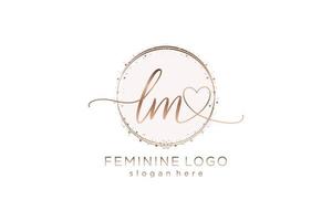 logotipo de caligrafia inicial lm com logotipo de vetor de modelo de círculo de casamento inicial, moda, floral e botânico com modelo criativo.