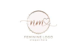 logotipo de caligrafia nm inicial com logotipo de vetor de modelo de círculo de casamento inicial, moda, floral e botânico com modelo criativo.