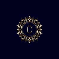 c logotipo de luxo real ornamentado em ouro vetor