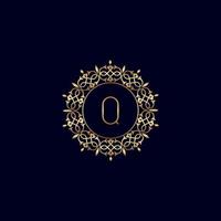 q logotipo de luxo real ornamentado em ouro vetor