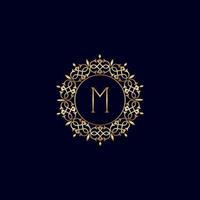 m logotipo de luxo real ornamentado em ouro vetor