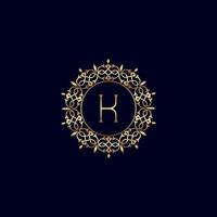 k logotipo de luxo real ornamentado em ouro vetor