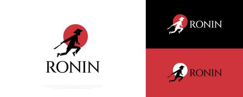 logotipo da silhueta ronin japonês com lua vermelha. espadachim japonês usando um chapéu tradicional. ilustração de guerreiro vetor