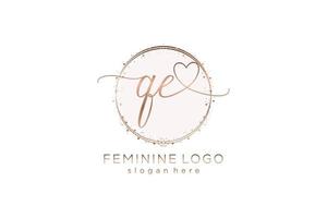 logotipo inicial de caligrafia qe com logotipo de vetor de modelo de círculo de casamento inicial, moda, floral e botânico com modelo criativo.