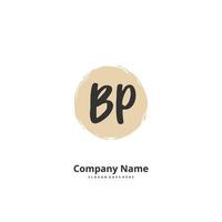 bp caligrafia inicial e design de logotipo de assinatura com círculo. logotipo manuscrito de design bonito para moda, equipe, casamento, logotipo de luxo. vetor