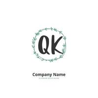 qk caligrafia inicial e design de logotipo de assinatura com círculo. logotipo manuscrito de design bonito para moda, equipe, casamento, logotipo de luxo. vetor