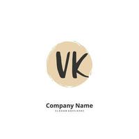 vk manuscrito inicial e design de logotipo de assinatura com círculo. logotipo manuscrito de design bonito para moda, equipe, casamento, logotipo de luxo. vetor