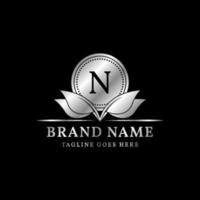 letra n círculo luxuoso e deixa design de logotipo de vetor de crista simples para marca vintage natural