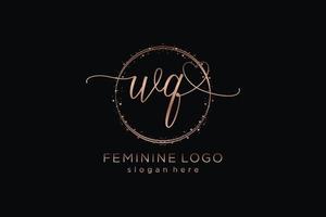 logotipo de caligrafia inicial wq com logotipo de vetor de modelo de círculo de casamento inicial, moda, floral e botânico com modelo criativo.