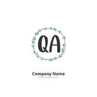 qa caligrafia inicial e design de logotipo de assinatura com círculo. logotipo manuscrito de design bonito para moda, equipe, casamento, logotipo de luxo. vetor