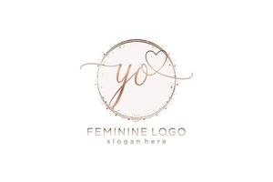 logotipo de caligrafia inicial yo com logotipo de vetor de modelo de círculo de casamento inicial, moda, floral e botânico com modelo criativo.