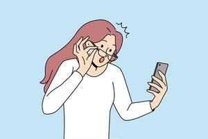 jovem chocada tirar os óculos olha para a tela do celular chocada com notícias inesperadas online. garota espantada surpresa com mensagem ou texto no smartphone. ilustração vetorial plana. vetor