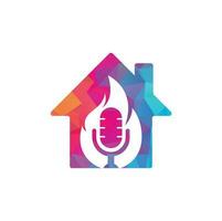 modelo de design de logotipo de conceito de forma de casa de podcast de fogo. chama fogo podcast mic logo vector icon ilustração.