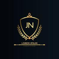 inicial da carta jn com royal template.elegant com vetor de logotipo de coroa, ilustração em vetor de logotipo de letras criativas.