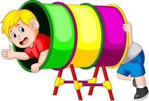 meninos felizes brincam no tubo de arco-íris vetor