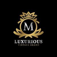 letra m com crista de luxo da coroa para cuidados de beleza, salão, spa, design de logotipo de vetor de moda