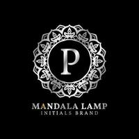 letra p design de logotipo decorativo de iniciais de lâmpada mandala para casamento, spa, hotel, cuidados de beleza vetor