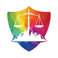montanhas e símbolos de justiça. design de conceito de logotipo de escala de lei. vetor