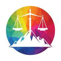 montanhas e símbolos de justiça. design de conceito de logotipo de escala de lei. vetor