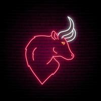 sinal de touro neon. emblema de touro vermelho brilhante. vetor