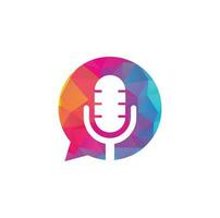 design de logotipo de vetor de conversa de podcast. design de logotipo de bate-papo combinado com microfone de podcast.