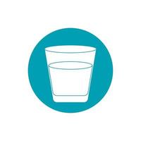 bebe copo de água ou suco com ícone de estilo de bloco azul palha vetor