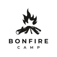 design criativo do modelo de logotipo de fogueira com madeira vintage e conceito de fogo para negócios, camping e aventura. vetor