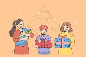 conceito de celebração de feriados de ano novo. grupo de crianças felizes animadas em pé segurando caixas de presentes nas mãos com árvore de natal na ilustração vetorial de fundo vetor