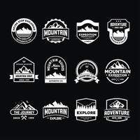 Conjunto de emblemas de aventura em preto e branco vetor
