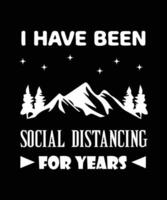 Eu tenho distanciamento social há anos. design de camiseta de acampamento. morando em lugar tranquilo.