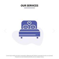 nossos serviços cama amor coração casamento ícone de glifo sólido modelo de cartão web vetor