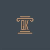 qk monograma inicial para logotipo de escritório de advocacia com design de pilar vetor