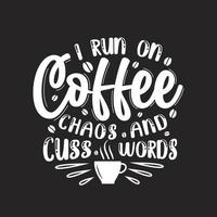 eu corro no caos do café e palavrões, design de letras de citações de café. vetor