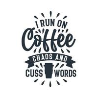 eu corro no caos do café e palavrões, design de letras de citações de café. vetor