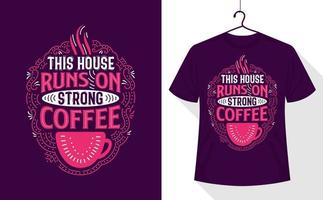 camiseta com citações de café, esta casa funciona com café forte vetor