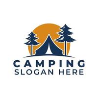 modelo de logotipo de acampamento com imagem de tenda e pinheiro em fundo isolado vetor