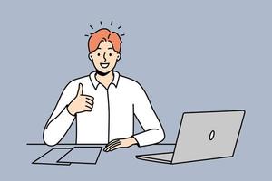 sorridente jovem empresário sente-se no trabalho de mesa de escritório no computador aparece o polegar. funcionário masculino sorridente recomenda um bom local de trabalho ou empresa. ilustração vetorial. vetor