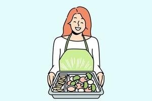 mulher sorridente no avental segurando a bandeja com cozimento de comida deliciosa. dona de casa feliz cozinhando refeição em casa. dieta e nutrição. ilustração vetorial. vetor