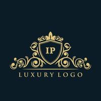 letra ip logotipo com escudo de ouro de luxo. modelo de vetor de logotipo de elegância.