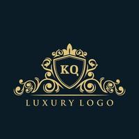 letra kq logotipo com escudo de ouro de luxo. modelo de vetor de logotipo de elegância.