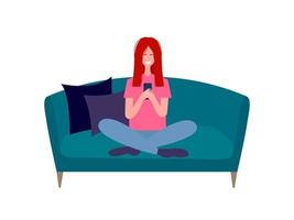 jovem mulher feliz sentada no sofá e assistindo seu smartphone. mulher sentada em casa com o celular. ilustração vetorial plana. vetor
