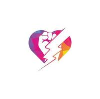 punho trovão poder coração forma conceito logotipo design. mão segure o design do logotipo do trovão. vetor